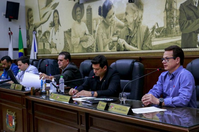 Apae/Uberaba debate inclusão e busca apoio dos Vereadores em sessão na Câmara Municipal